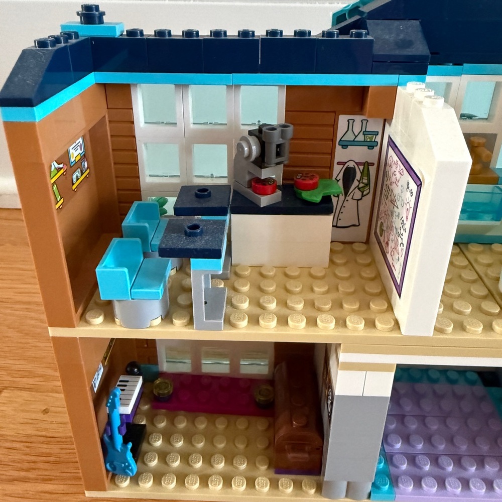 LEGO Friends Heartlake City School Set. 605 pieces. EUC. Building. Summer. - Picture 8 of 17
